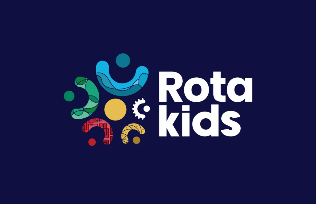 Identidade Rota Kids com formas coloridas sobre fundo azul escuro.